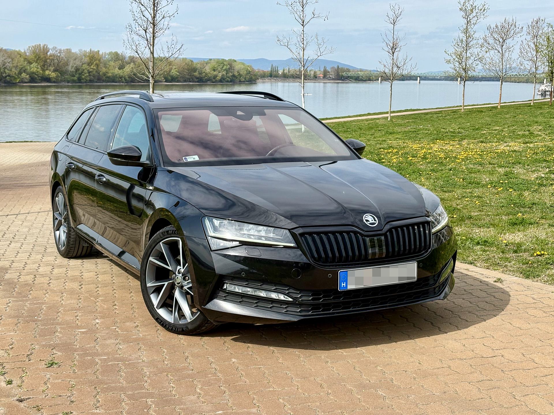 Skoda Superb a Budapesti Operaház előtt